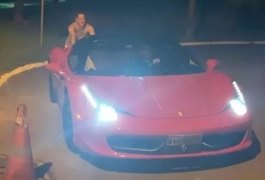 Leonardo empurra carro de luxo após ficar sem combustível: 'Na banguela'