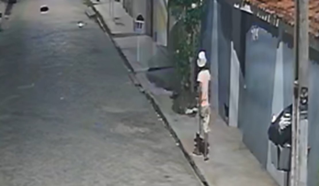 Câmera flagra jovem pulando muro de residência para furtar bicicleta em Arapiraca