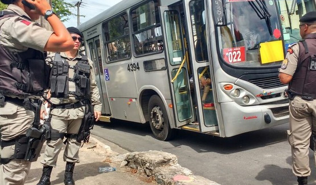 Três delegacias devem investigar assalto a ônibus que deixou mortos em Maceió