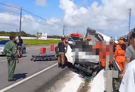 Motorista de caminhão fica ferido após veículo tombar na Barra de São Miguel