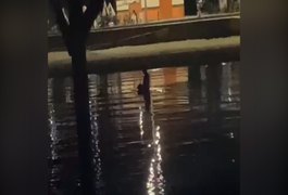 VÍDEO: No escuro, casal faz sexo em balneário público e é flagrado por pedestre no AM