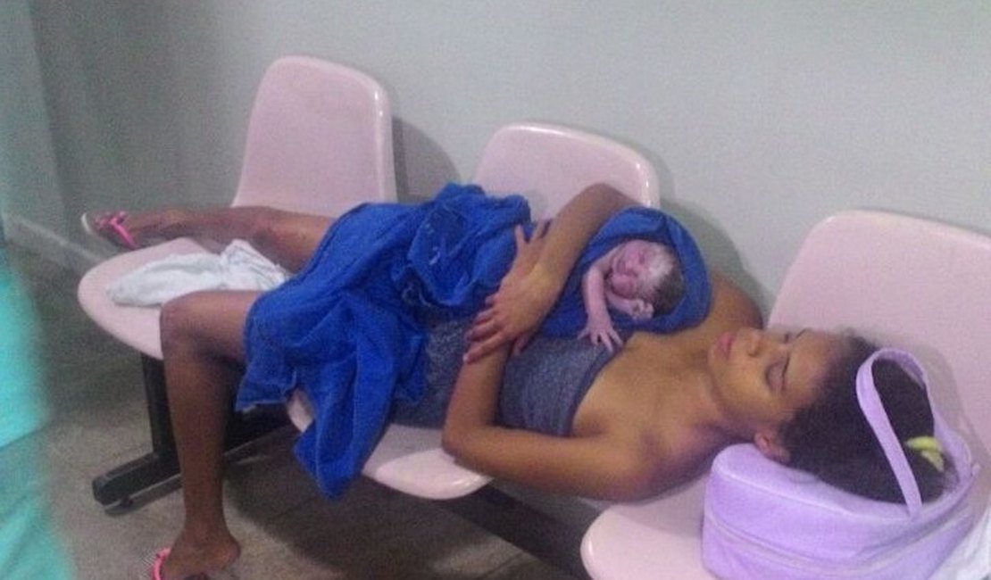 Bebê nasce em cadeiras de recepção de maternidade de Arapiraca sem amparo médico