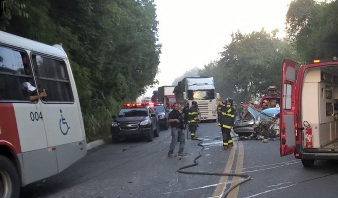 Colisão entre carro e ônibus deixa condutor preso às ferragens na BR-316