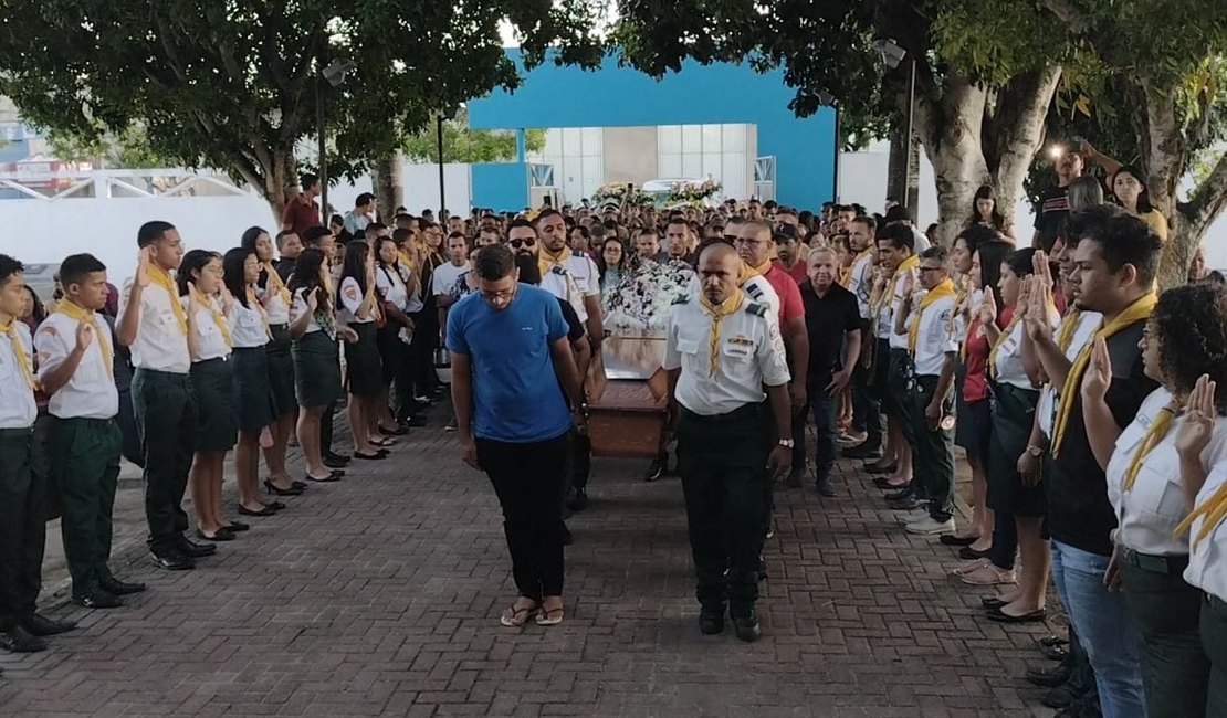 Vídeo. Sob forte comoção, familiares e amigos se despedem de arapiraquense baleado por vizinho