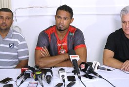Goleiro Bruno é apresentado no Boa Esporte: 'Venho me preparando há anos'