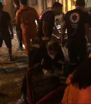 Homem morre depois de ser arremessado de paredão de som após colisão envolvendo dois veículos, em Penedo
