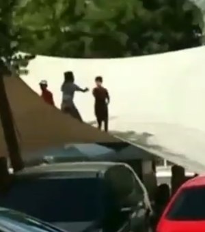 Vídeo. Adolescentes são flagrados pulando em cima de tenda no Parque Margarida Gonçalves, em Arapiraca