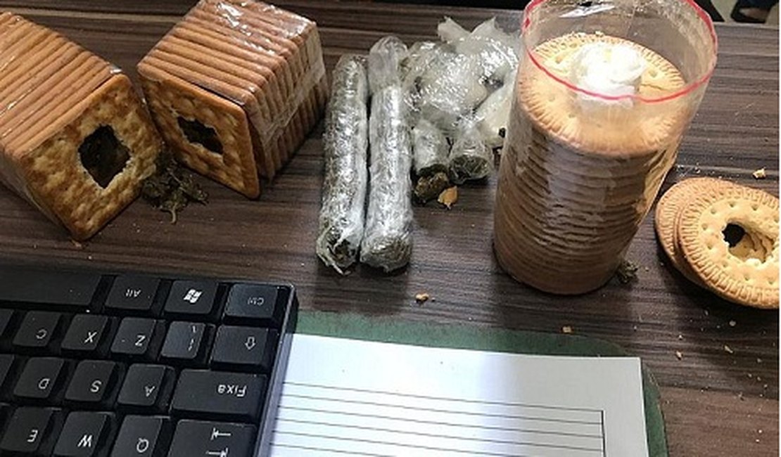 Mulher é presa ao tentar entrar em presídio com drogas em pacotes de bolacha