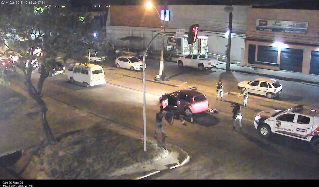 Polícia Militar recupera veículo dez minutos após o roubo, em Maceió