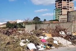 Vídeo. Rua no Novo Horizonte, em Arapiraca, está tomada de lixo