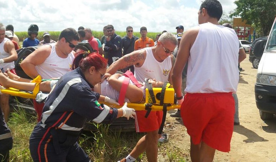 Duas pessoas ficam feridas após carro capotar na BR-316, em Alagoas
