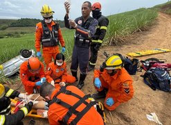 Capotamento de carro em ribanceira deixa mulher gravemente ferida, em Matriz de Camaragibe