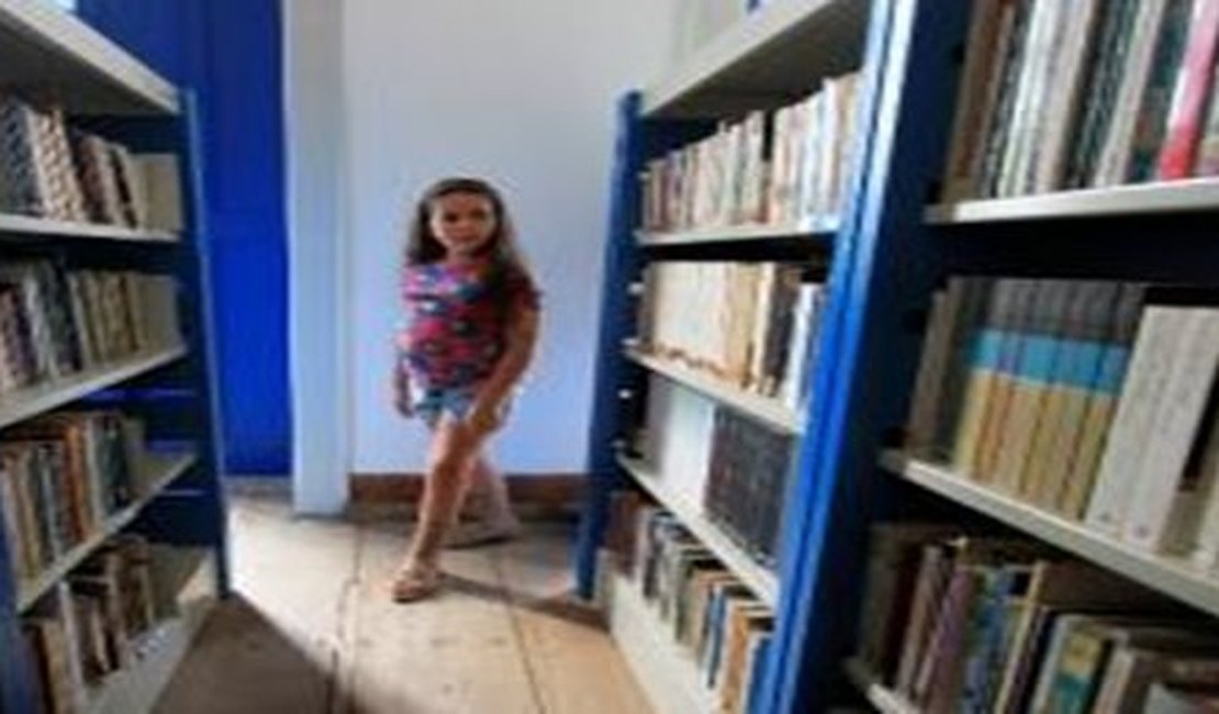 Menina de Mata Grande conhece Biblioteca Pública Estadual