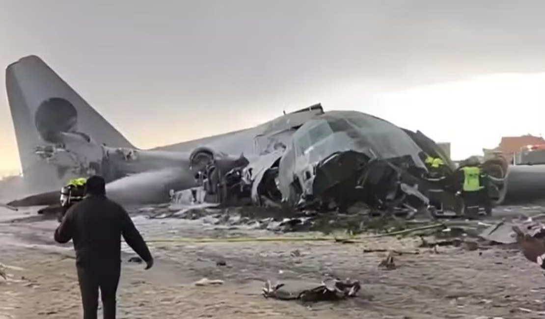 Avião da Força Aérea da Bolívia com carga de dinheiro sai da pista, invade avenida e deixa 15 mortos