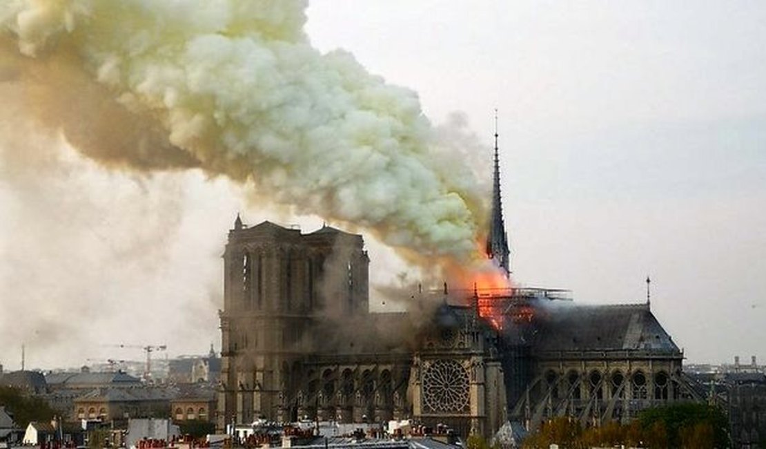 Incêndio consome a Catedral de Notre Dame, em Paris