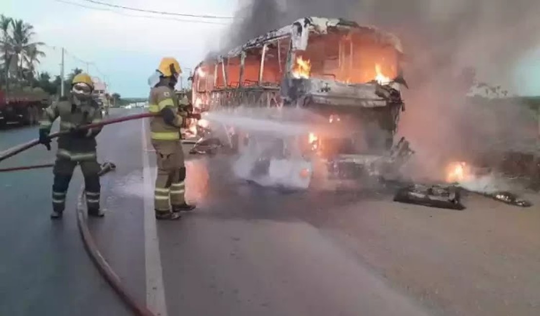 VÍDEOS: Ônibus que saiu de Alagoas pega fogo e fica totalmente destruído em Minas Gerais