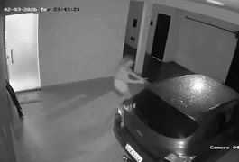 Carro liga sozinho, derruba portão e assusta moradora em Uberlândia