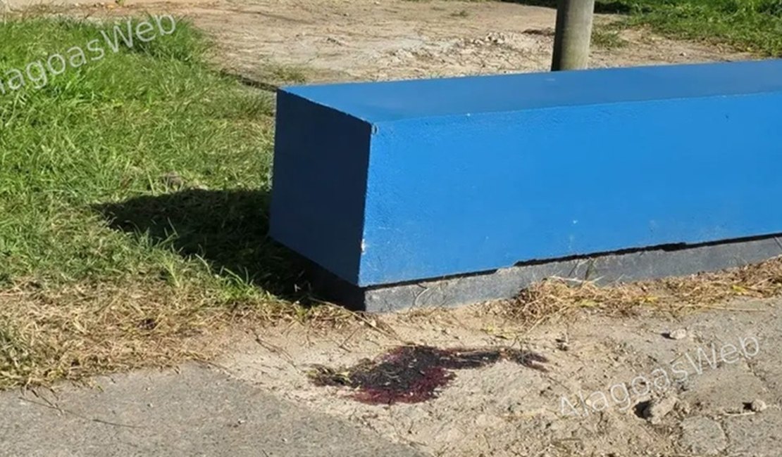 Condutor perde controle de moto e bate cabeça em banco de praça em São Miguel dos Campos