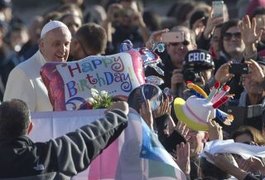 Papa Francisco comemora aniversário de 78 anos com tango, bolo e chimarrão