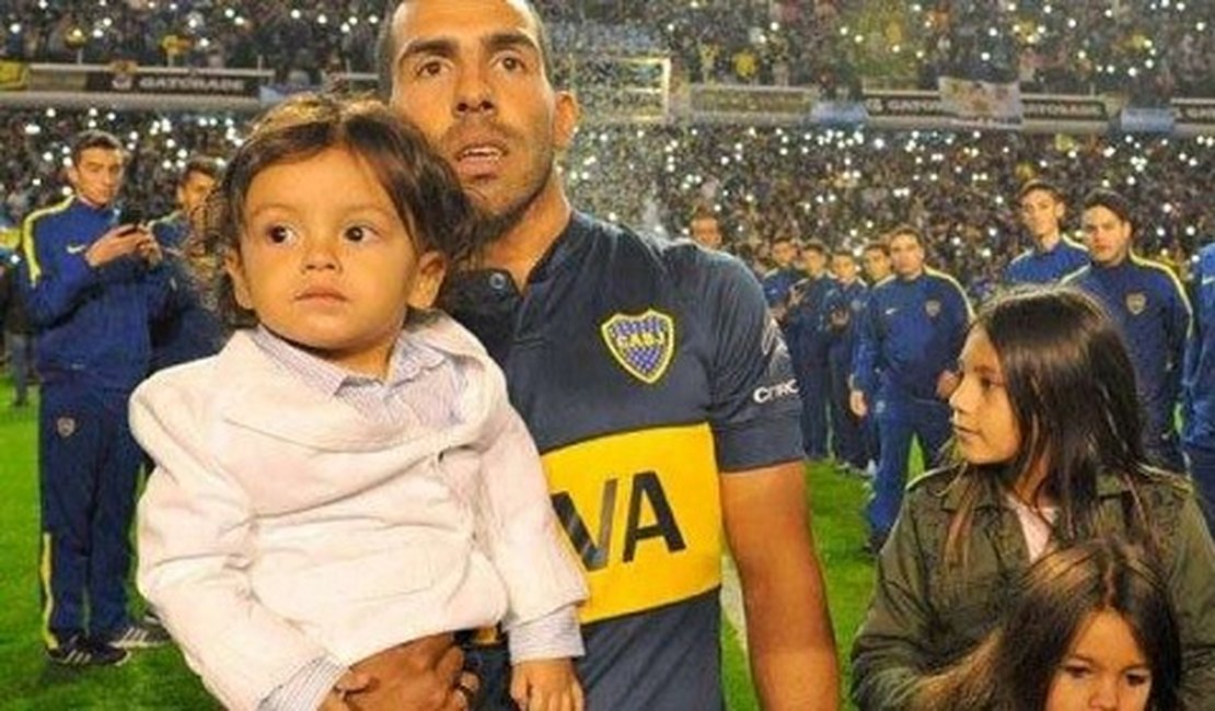 Jogador do Boca, Tevez diz que leva filho para apanhar em comunidade para ele não 'desmunhecar'