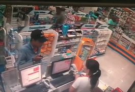 VÍDEO. Criminosos armados invadem farmácia, roubam apurado e pertences de cliente e funcionários