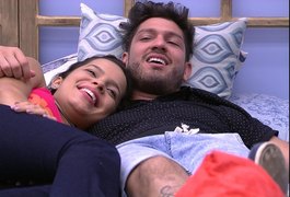 Mayla e alagoano Luiz Felipe deitam abraçados