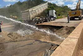 Trânsito é liberado após cratera ser fechada na BR-101 em Teotônio Vilela, AL