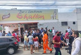 Vídeo. Bolsonaro surpreende moradores de bairro em Aracaju ao caminhar por ruas e tomar café em lanchonete