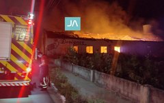 Incêndio em galpão de estofados, em Arapiraca