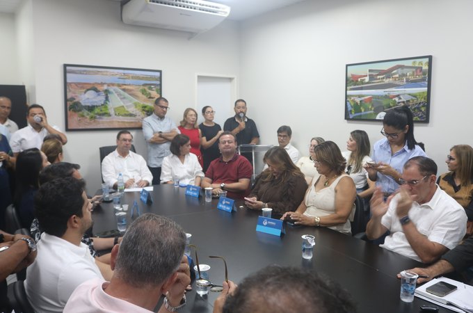 Prefeito Luciano Barbosa assina ordem de serviço do Teatro Municipal de Arapiraca e entrega novos ônibus escolares; assista