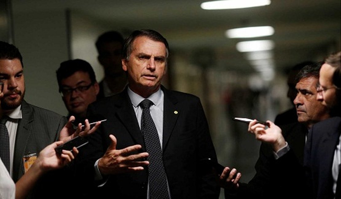 'Crime foi dar água para os cachorros', diz Bolsonaro sobre funcionária apontada como fantasma