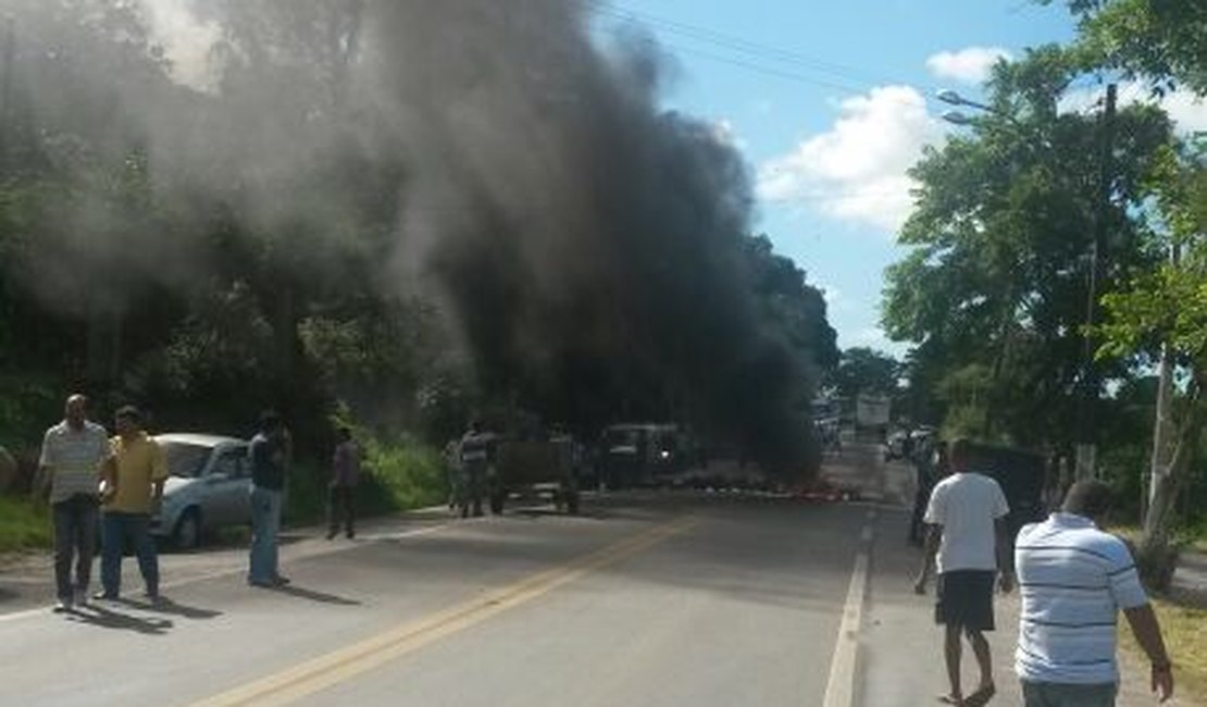 Taxistas bloqueiam BR 316 durante protesto em Satuba