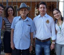 Seu Lunga atualiza cadastro para votar nas Eleições 2014