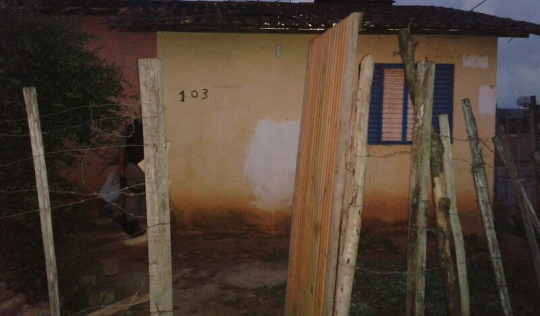Bando armado invade casa e mata homem que estava dormindo com a mulher