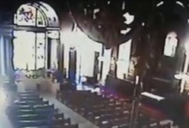 Vídeo mostra momento em que homem entra atirando em igreja de Campinas