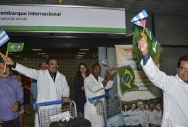 Médicos cubanos pedem respeito e dizem que vêm trabalhar para o povo brasileiro