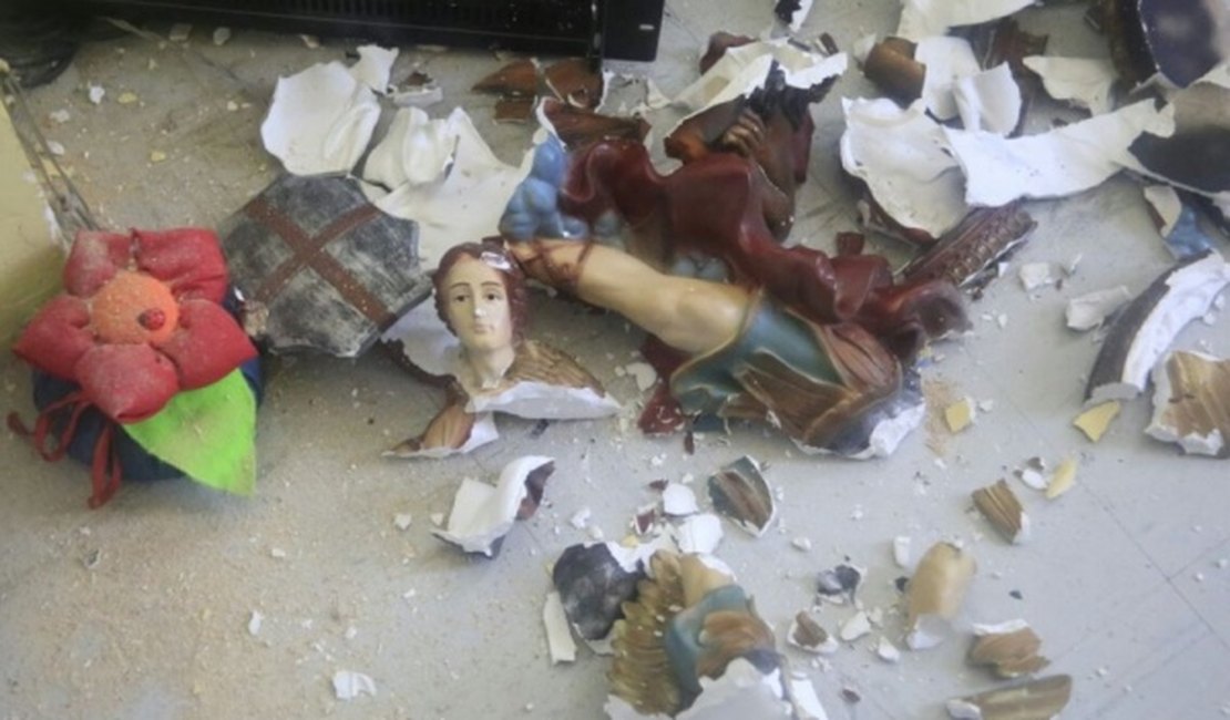 Bandidos invadem igreja, quebram imagens sacras e furtam som