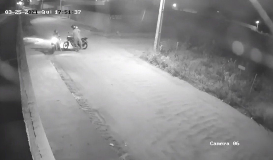 Câmera de segurança flagra dupla assaltando mulher em Arapiraca