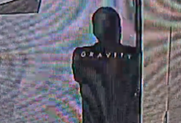 VÍDEO: Ladrão usa chave de fenda para invadir loja na Ponta Verde e foge com notebook, dinheiro e celulares