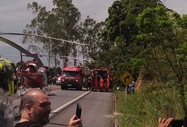 Caçamba invadiu faixa contrária em acidente com van na BR-104, diz PRF