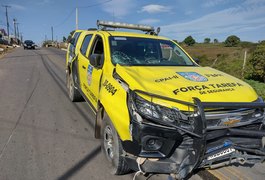 Vídeo mostra veículos danificados após batida entre moto e viatura da PM em Feira Grande