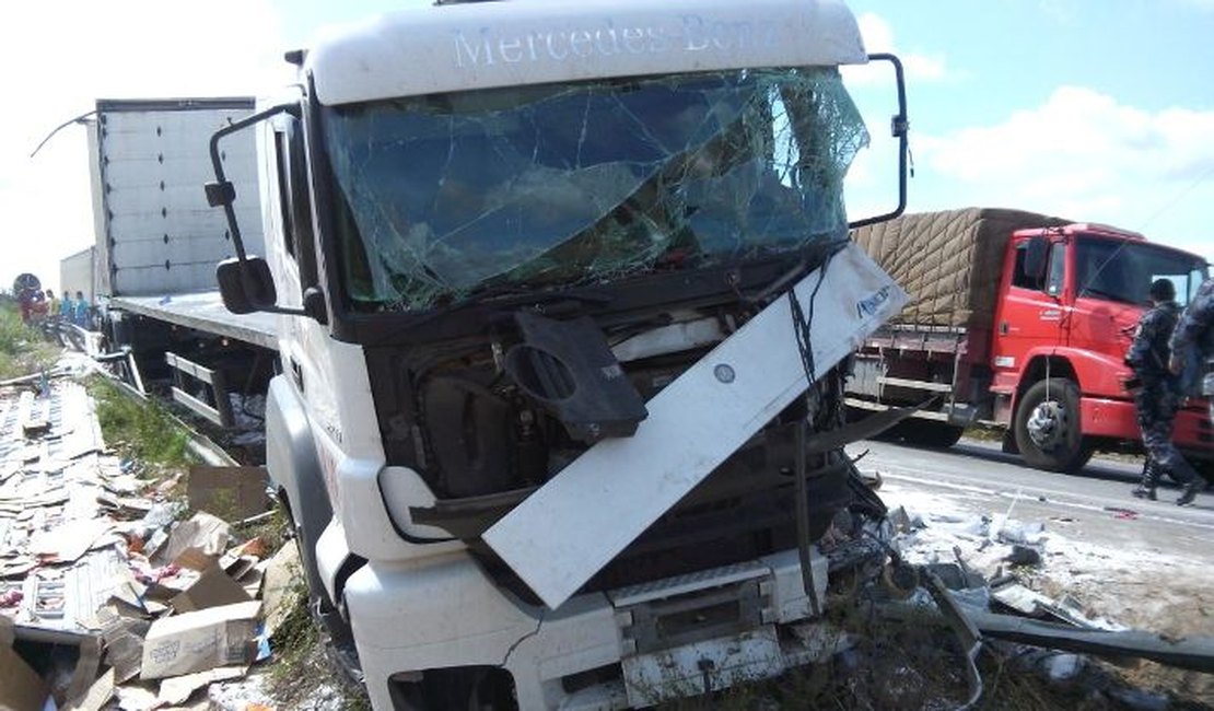 Carretas colidem e moradores saqueiam carga, em Jequiá da Praia