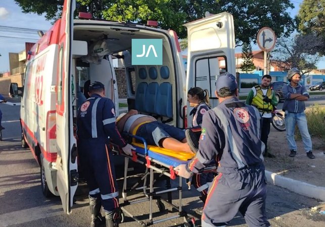 Motociclista fica ferido após bater em carro durante tentativa de ultrapassagem, em Arapiraca