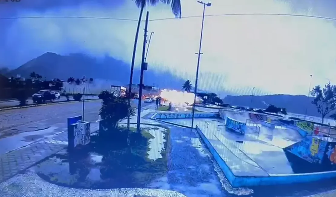 Vídeo mostra queda e explosão de avião de pequeno porte no litoral de SP; assista