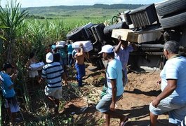 Populares saqueiam carga de caminhão após colisão com ambulância na BR 101