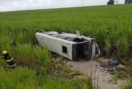 Van capota e deixa feridos em rodovia alagoana