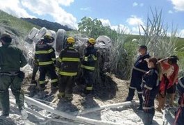 Caminhão se choca com postes, capota e deixa vítima fatal na BR-104, em São José da Laje