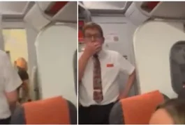 VÍDEO: Comissário abre porta do banheiro e flagra casal transando durante voo na Europa