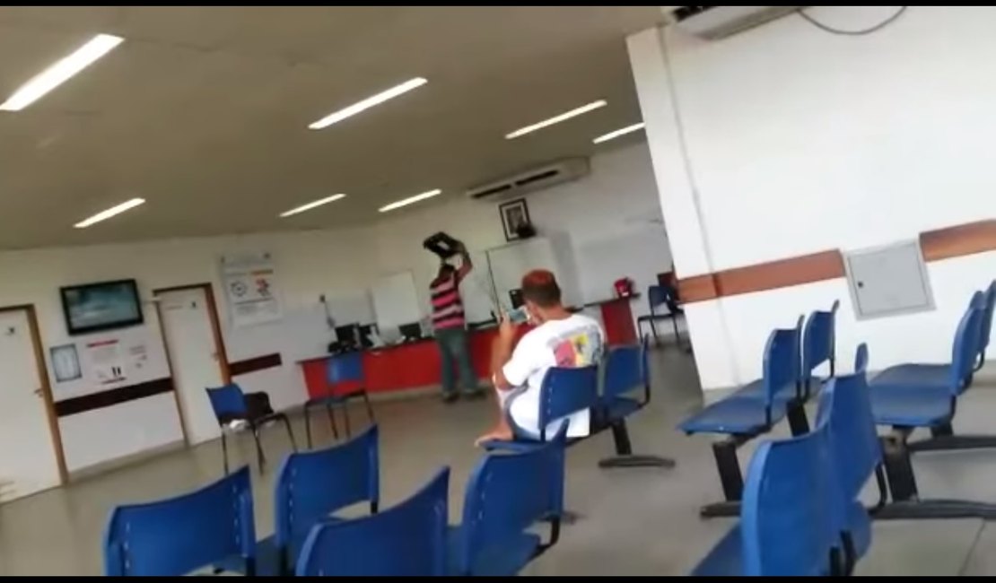 VÍDEO: Homem quebra objetos da recepção do Hospital de Lagarto, em SE