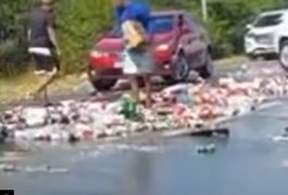 Carga de cerveja se espalha na AL-101 Sul após acidente e popular saqueia parte dos produtos
